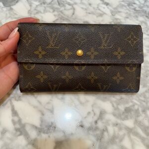 Louis Vuitton Sarah Wallet Authentic cross body convertered